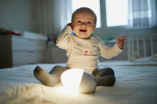 Bébé avec une veilleuse