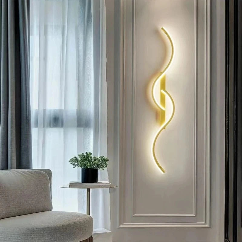 Applique murale LED dimmable dorée pour salon et chambre en vue verticale