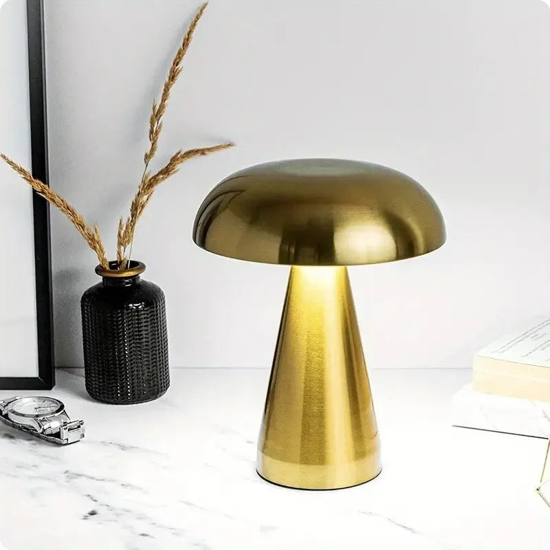 Lampe champignon sans fil sur un bureau