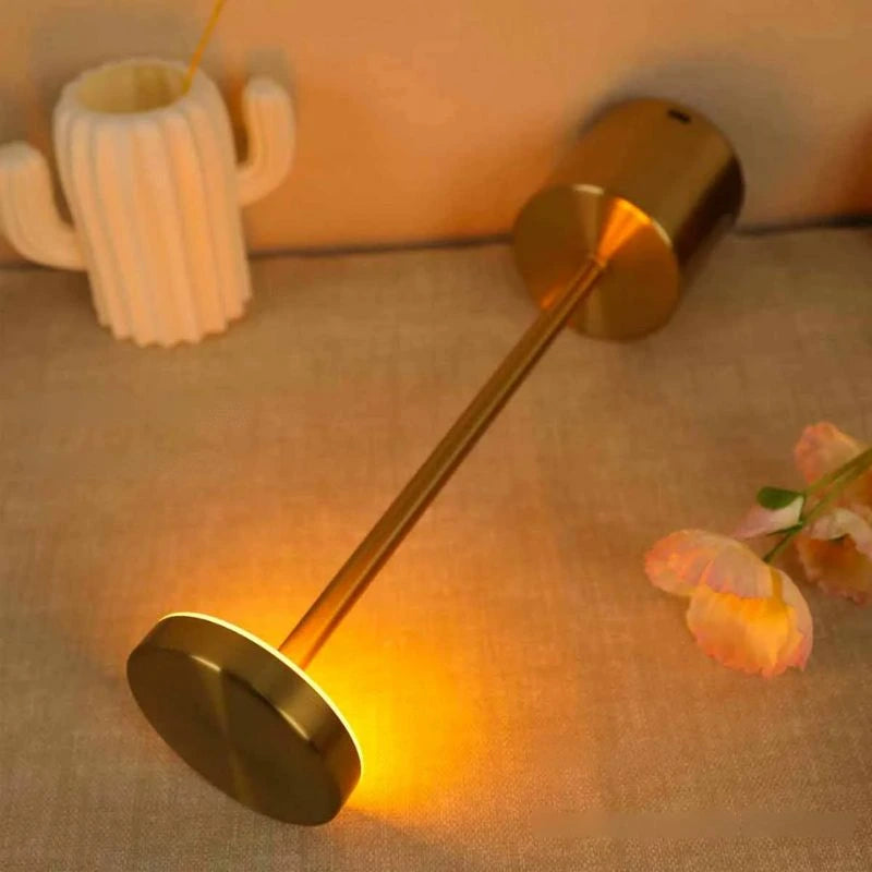 Lampe de chevet tactile sur une table