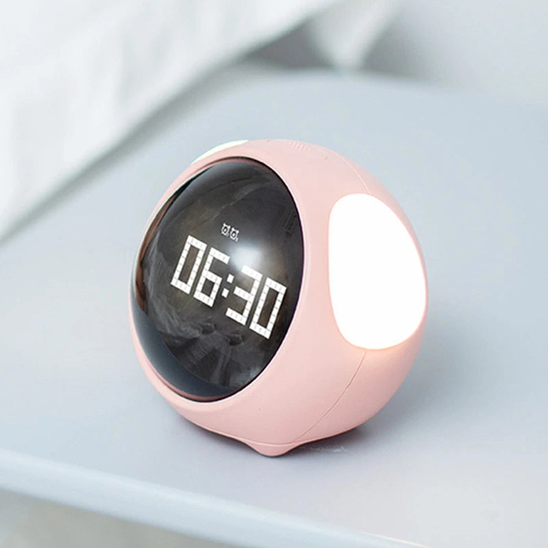 Réveil veilleuse rose pour enfant sur une table de chevet