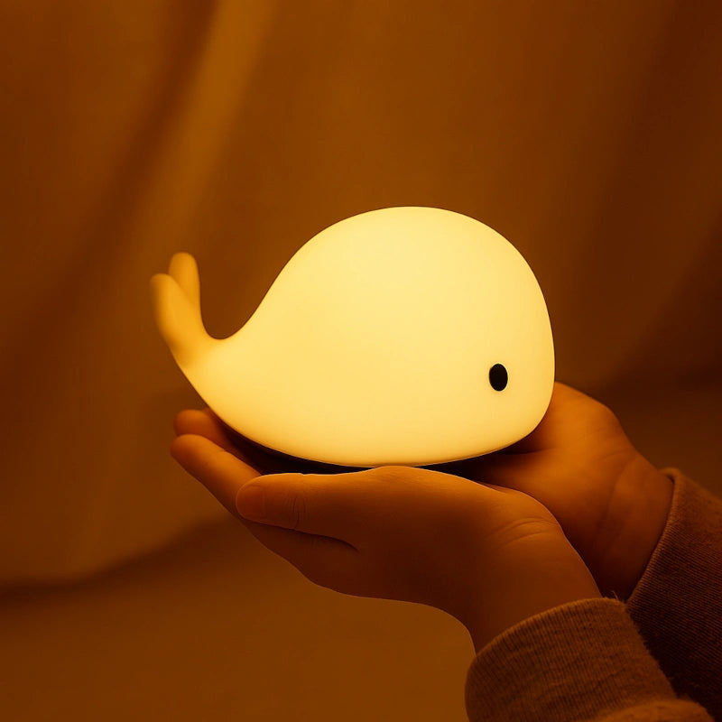 Veilleuse baleine dans les mains d'un enfant