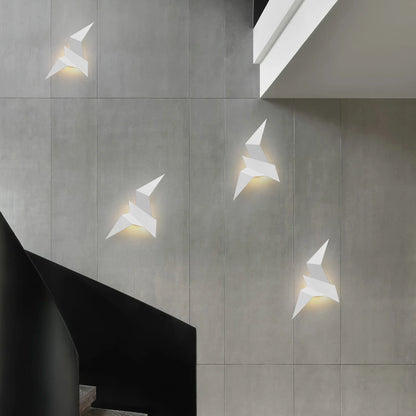 Applique murale blanche en forme d'oiseau en décoration dans un salon