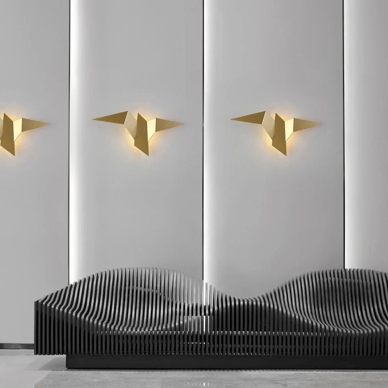 Applique murale dorée en forme d'oiseau en décoration dans un salon