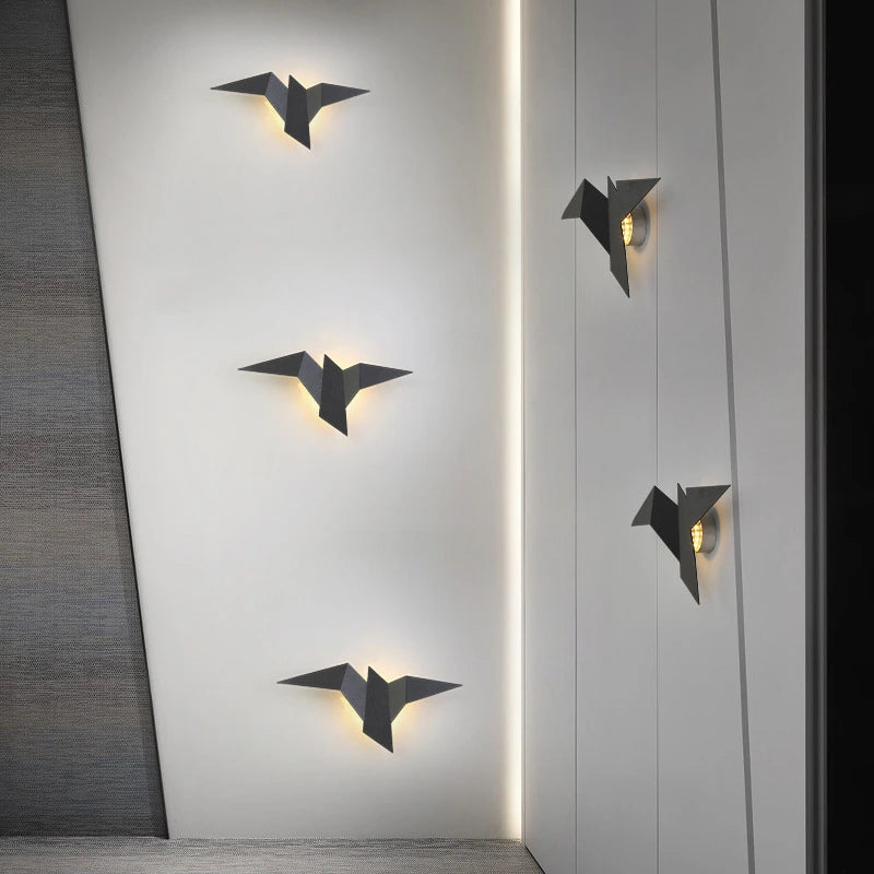 Applique murale noire en forme d'oiseau en décoration dans un salon