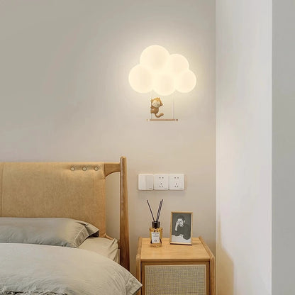 Applique murale en forme de nuage avec un singe allumée dans une chambre d'enfant