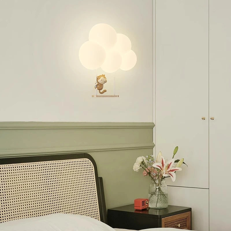 Applique murale en forme de nuage avec un singe en vue latérale dans une chambre d'enfant