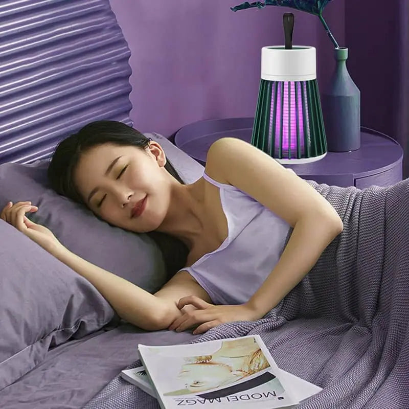 Veilleuse anti-moustique UV dans une chambre